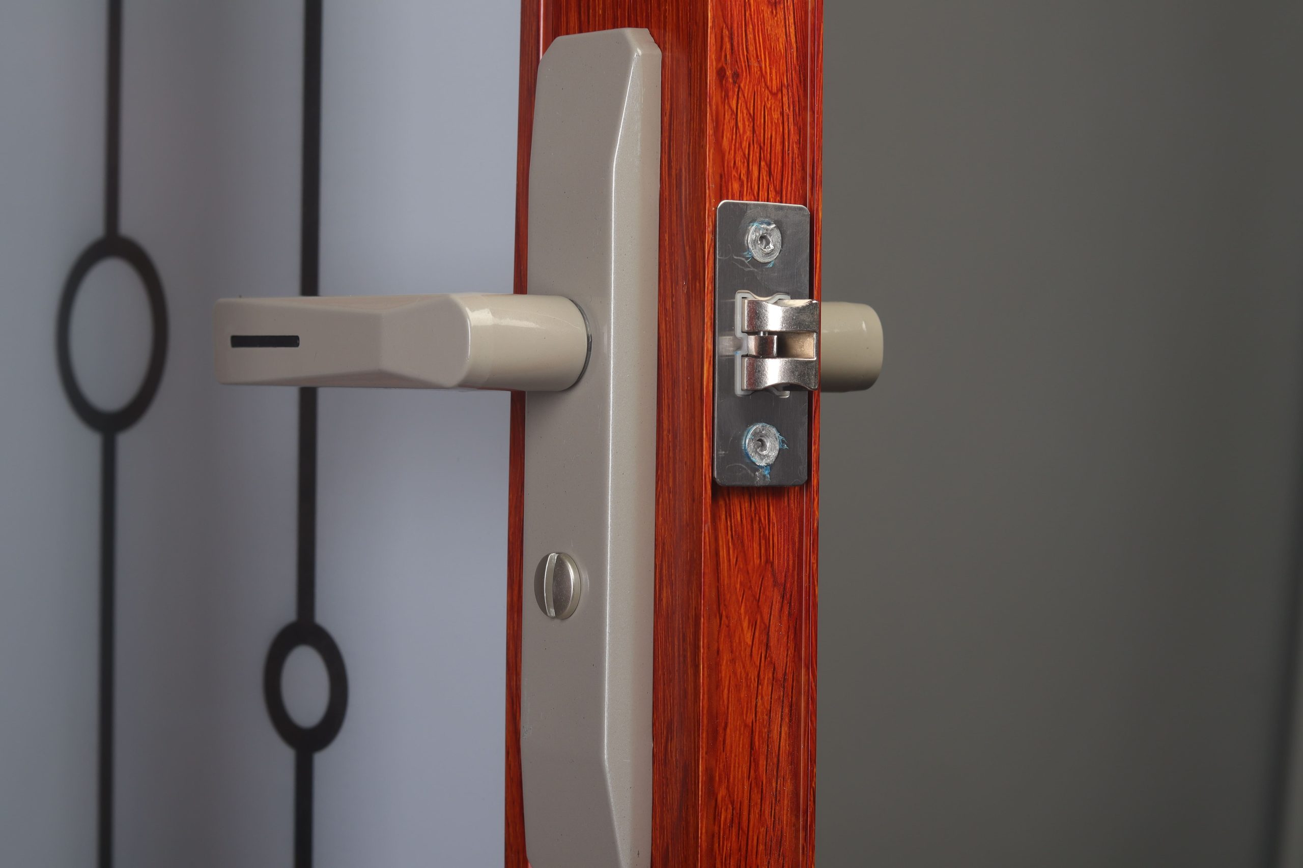 Penyebab dan Cara Membuka Kunci Pintu Aluminium yang Macet