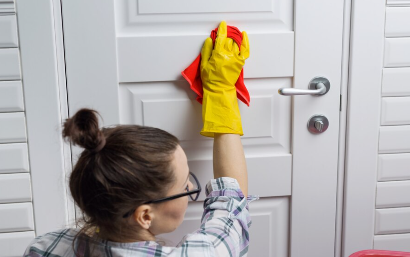 Cara Membersihkan Pintu Kamar Mandi Aluminium yang Berkerak yang Efektif