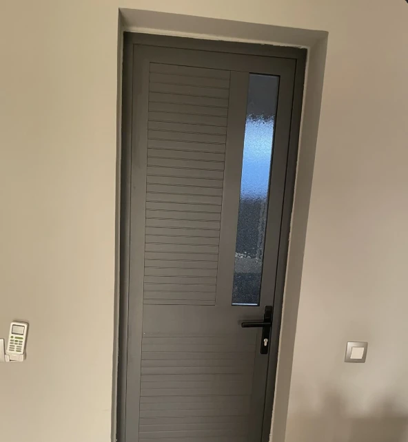 pintu kamar mandi aluminium coklat modern