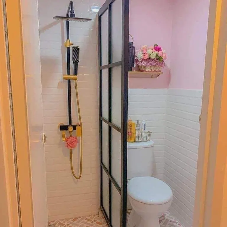 Desain Kamar Mandi Feminim dan Sederhana