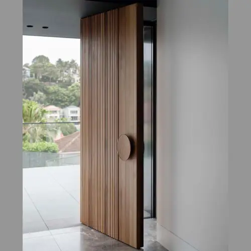 Pintu Besar dengan Handle Bulat