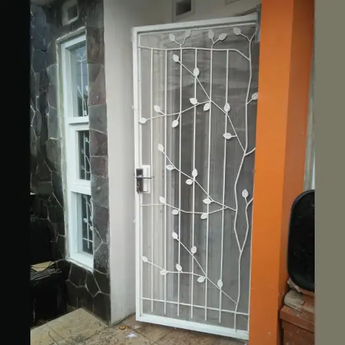 Teralis Pintu Motif Daun Merambat