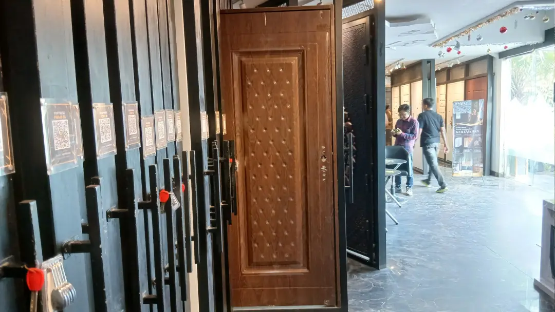 pintu utama rumah fortress motif kayu