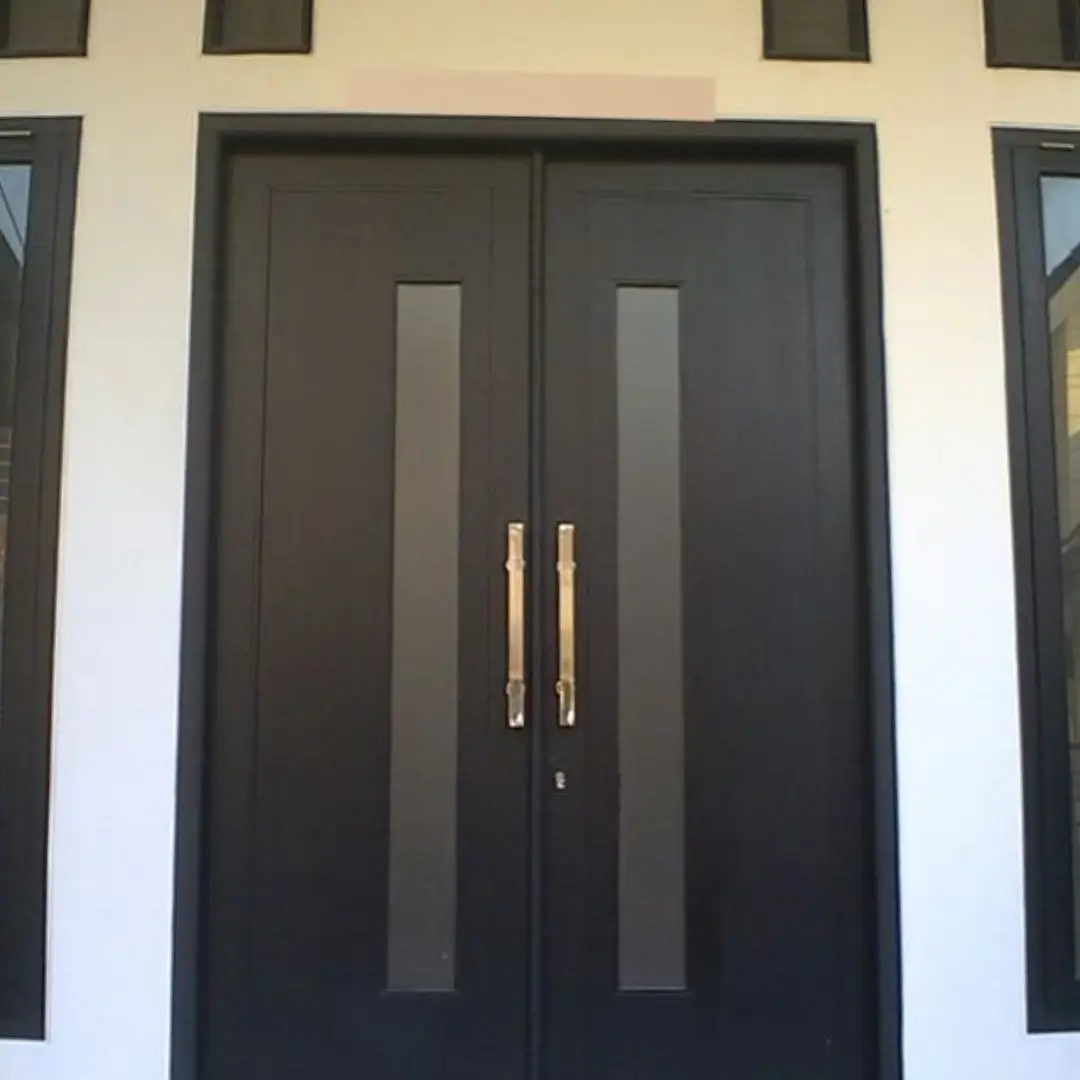 Pintu Aluminium Hitam Doff dengan Kaca di Tengah