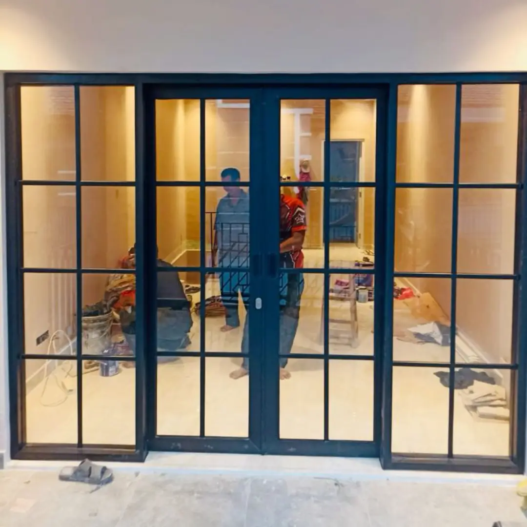 Pintu Aluminium Hitam dengan Sekat Kaca