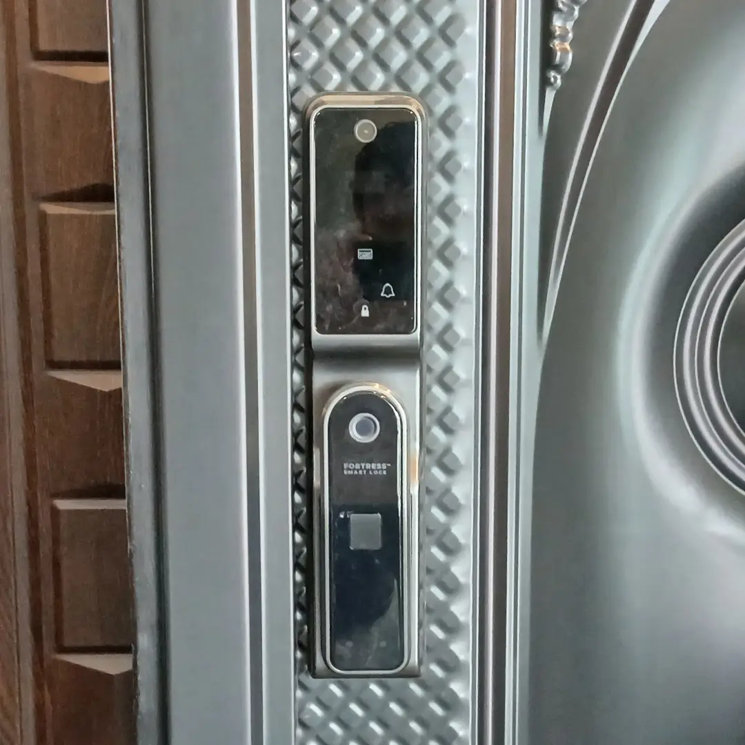 foto asli smart door lock fortress desain modern