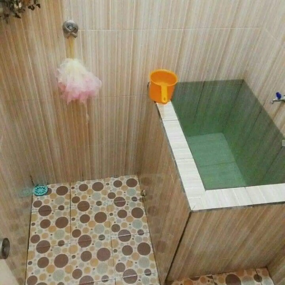 Kamar Mandi dengan Bak Air Cor