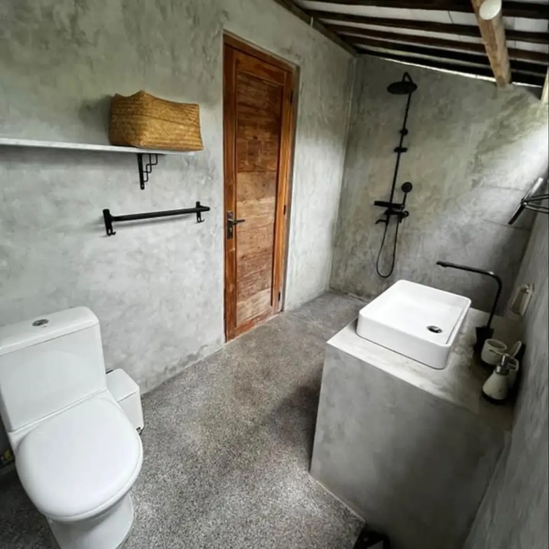 Model Kamar Mandi Tembok Tanpa Cat dan Pintu Kayu