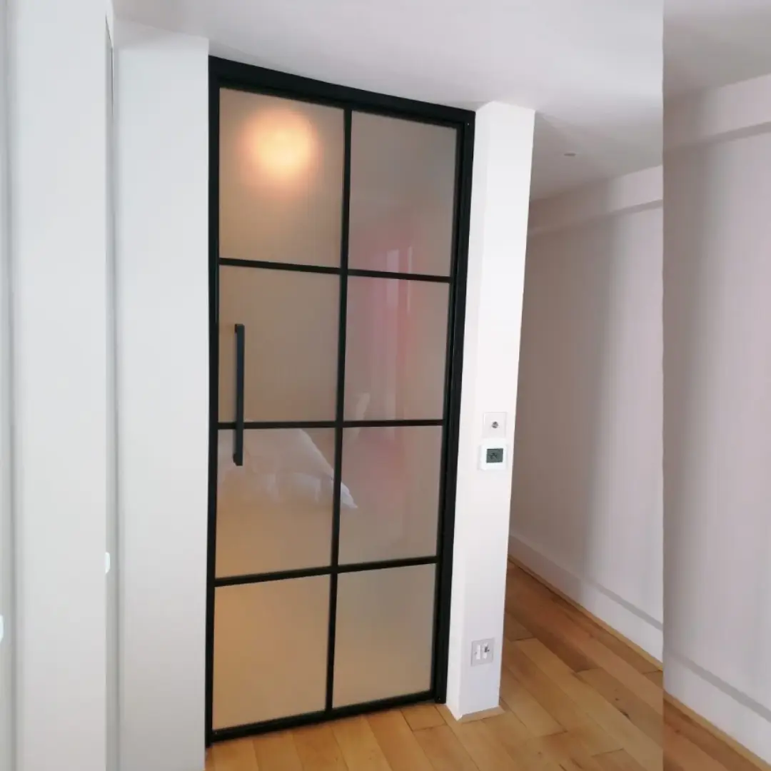 Pintu Kaca Buram Bersekat Full Plafon