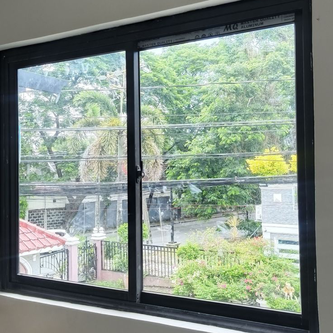 Jendela Besar dengan Kusen Hitam Tipis