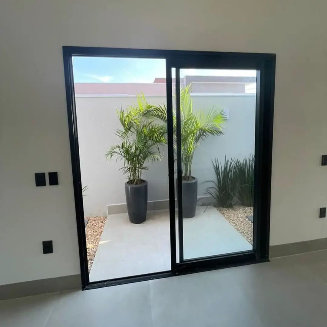 Jendela Kamar Kaca Sliding Menghadap Taman