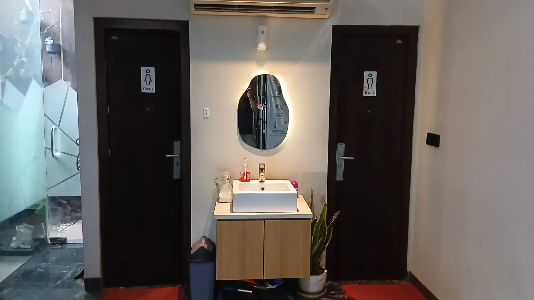 bisa tidak pintu baja dipasang di area kamar mandi