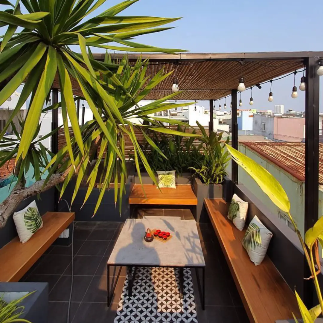 Model Rooftop Nuansa Kayu dan Tanaman Hias