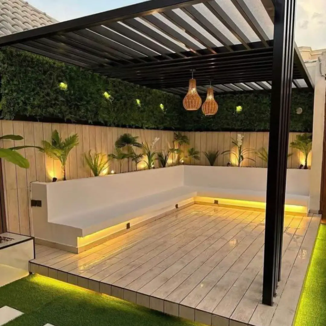 Model Rooftop dengan Kursi Beton Putih dan Lantai Kayu