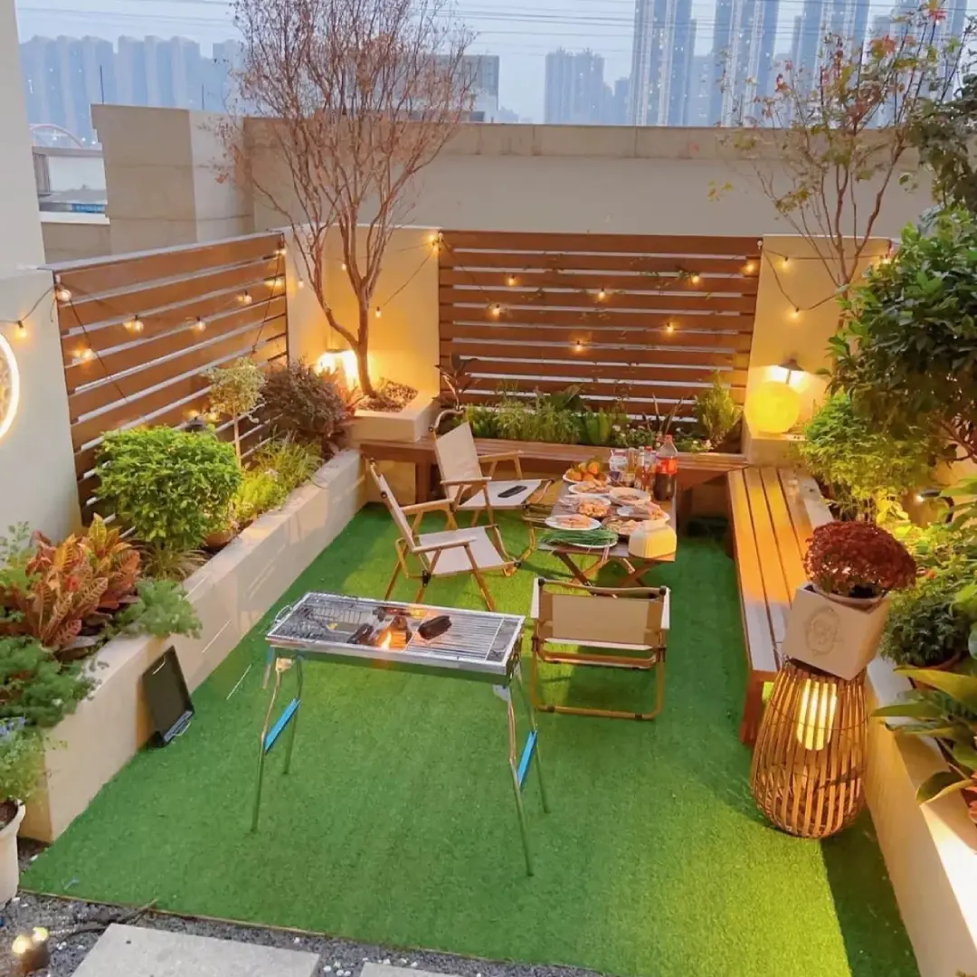 Rooftop Kayu dengan Taman Mini