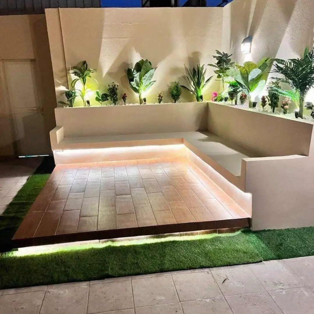 Rooftop Kecil dengan Lantai Kayu dan Kursi Beton