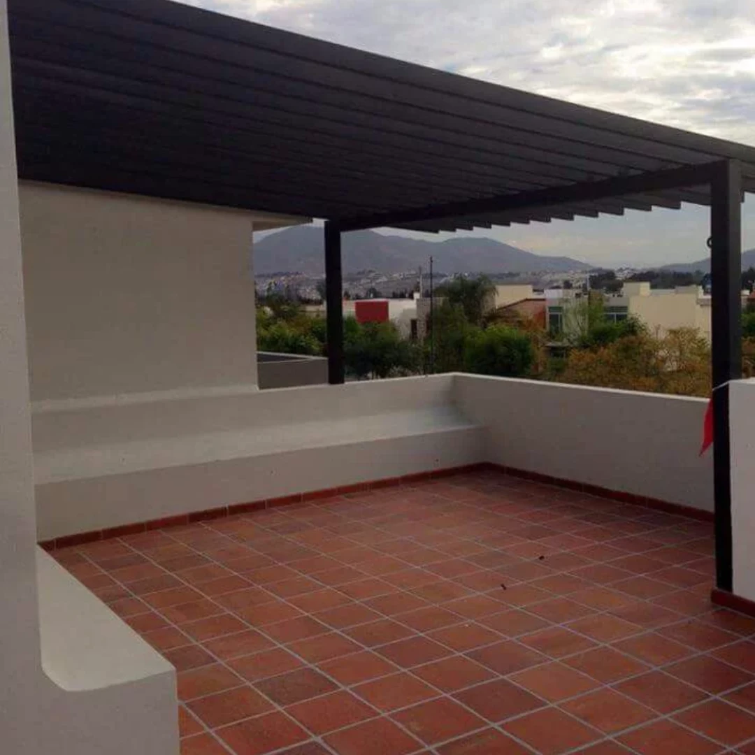 Rooftop Keramik Merah dengan Tempat Duduk Panjang