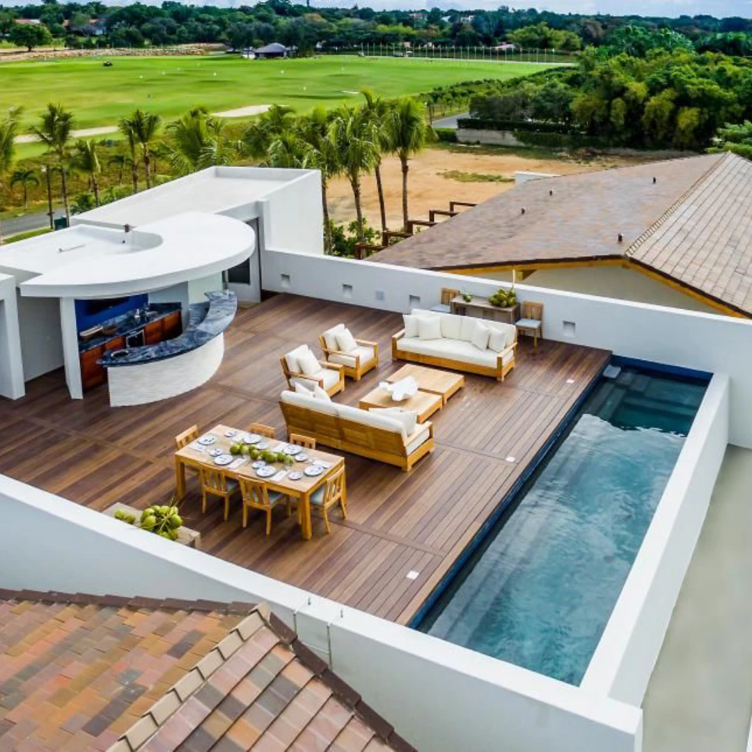 Rooftop Minimalis dengan Kolam Memanjang