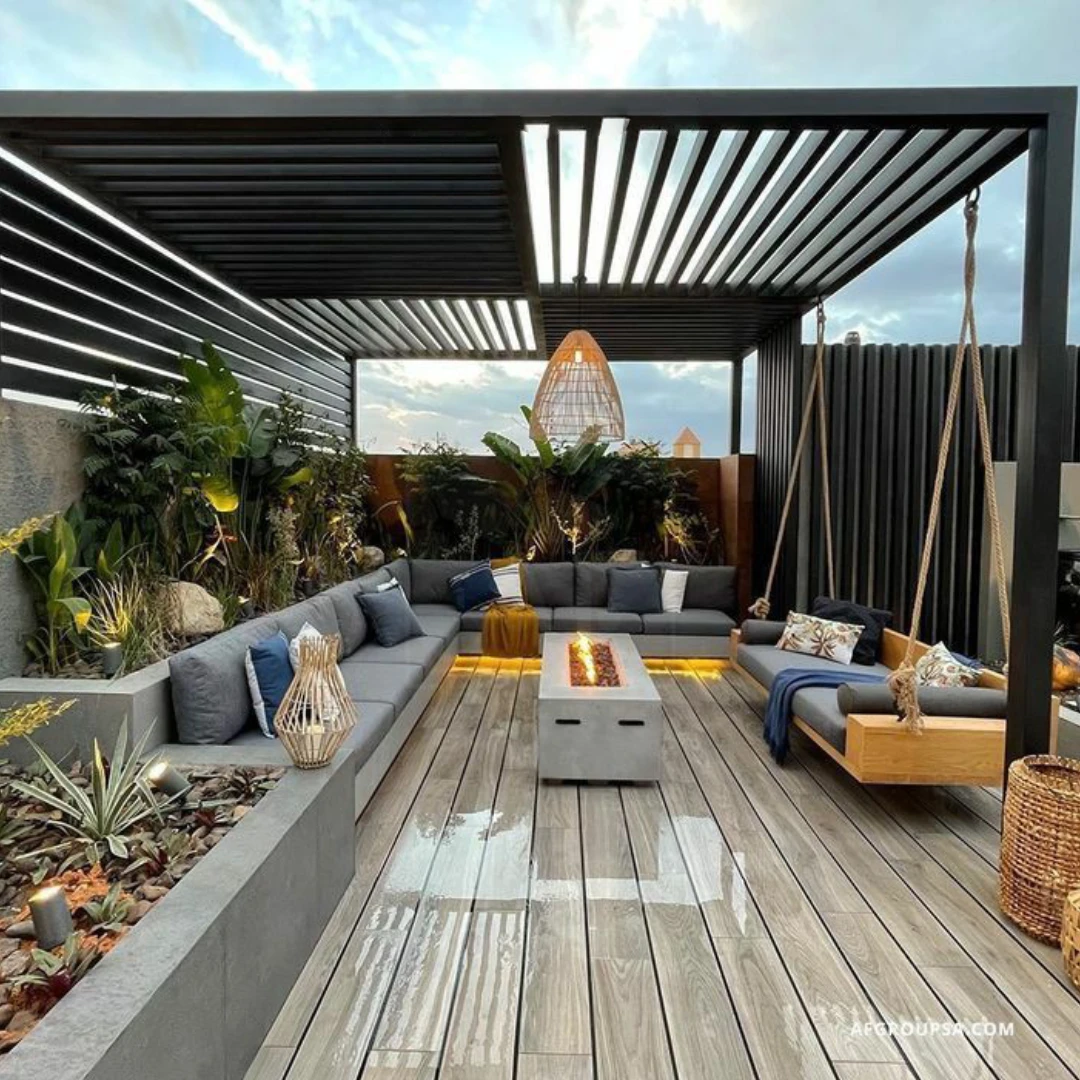 Rooftop Pergola dengan Sofa Gantung dan Taman Mini