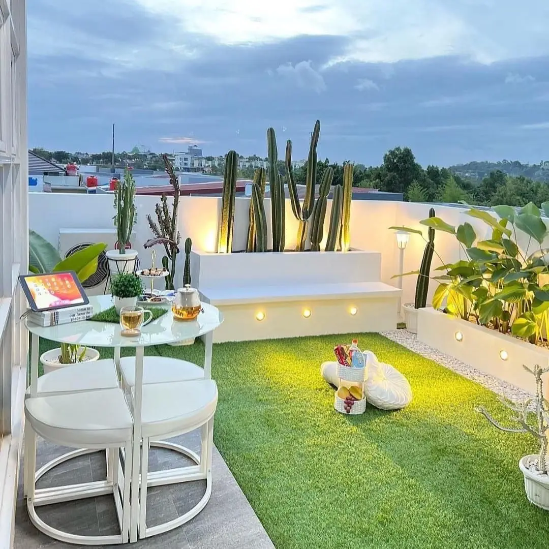 Rooftop Putih dengan Taman Mini