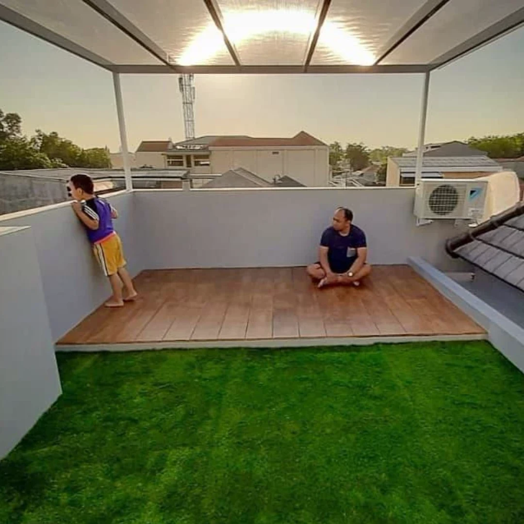 Rooftop Rumput Sintetis dan Lantai Kayu