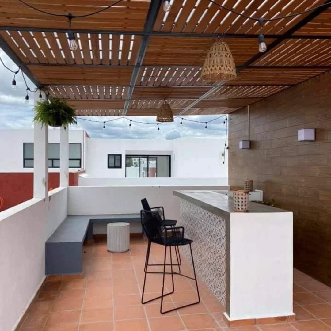 Rooftop dengan Mini Bar dan Pergola Kayu