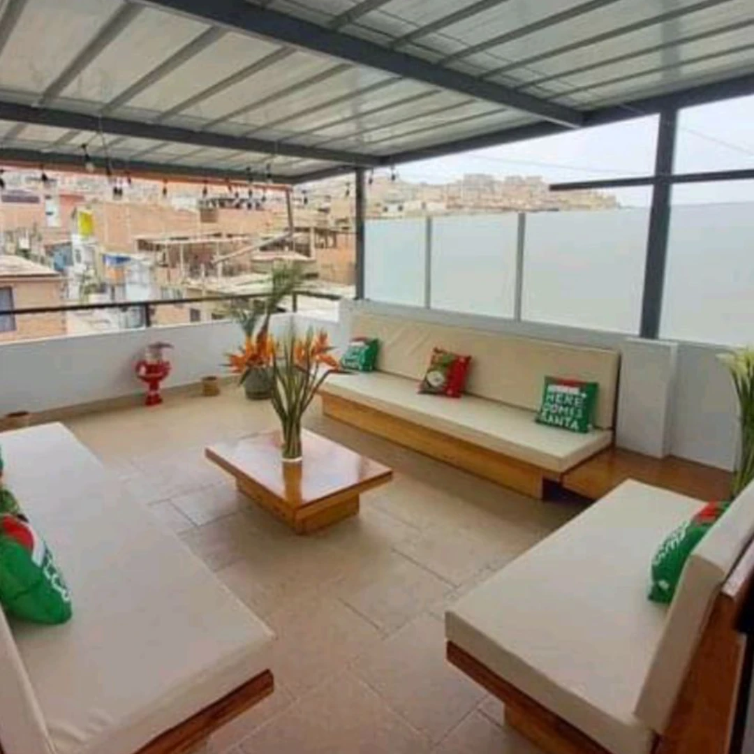 Rooftop dengan Sofa Kayu Sederhana