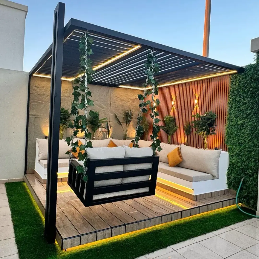 Rooftop Lantai Kayu dengan Ayunan Mungil