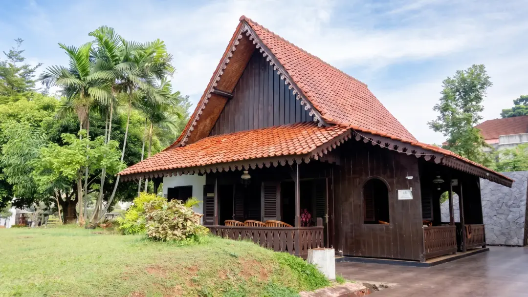 rumah adat betawi