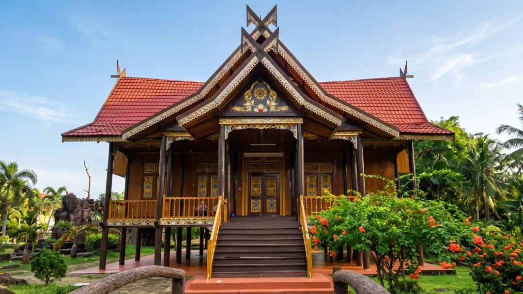 Apa Nama Rumah Adat Jambi? Cek di Sini Ciri-ciri dan Keunikannya!