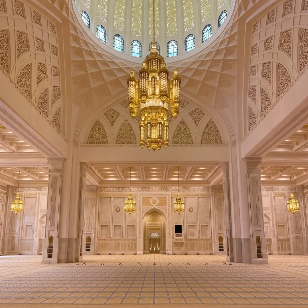 Masjid Warna Cream dengan Lampu Gantung Megah