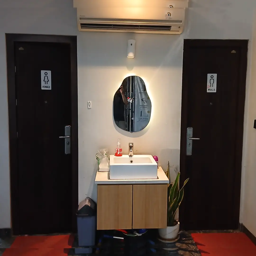 pintu kamar mandi baja