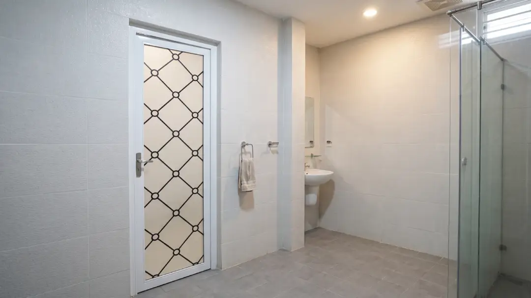 fitur pintu kamar mandi modern fortress aluminos