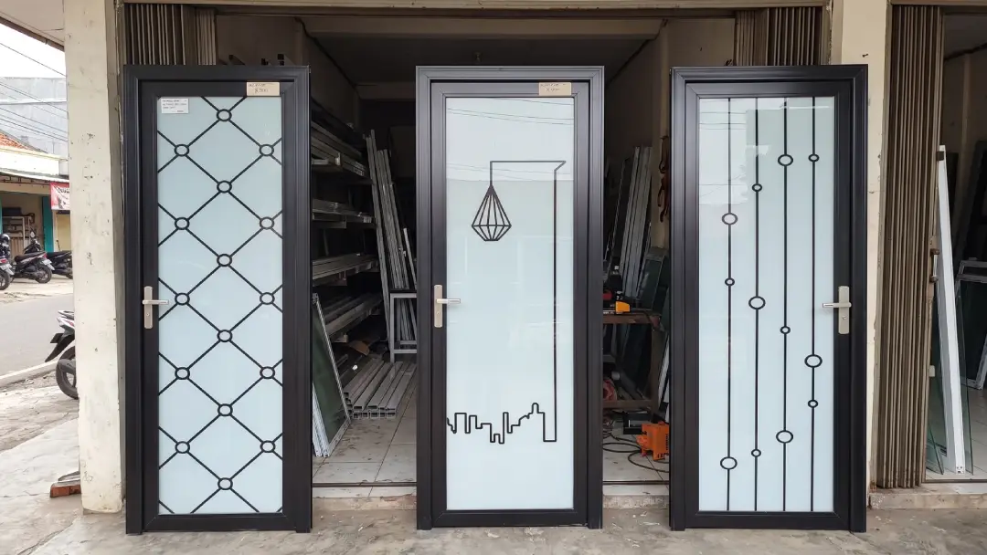 gambar pintu kamar mandi warna hitam fortress aluminos