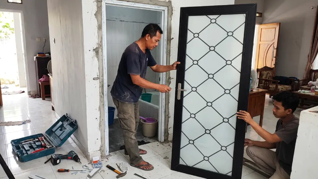 cara pasang pintu kamar mandi aluminium fortress aluminos